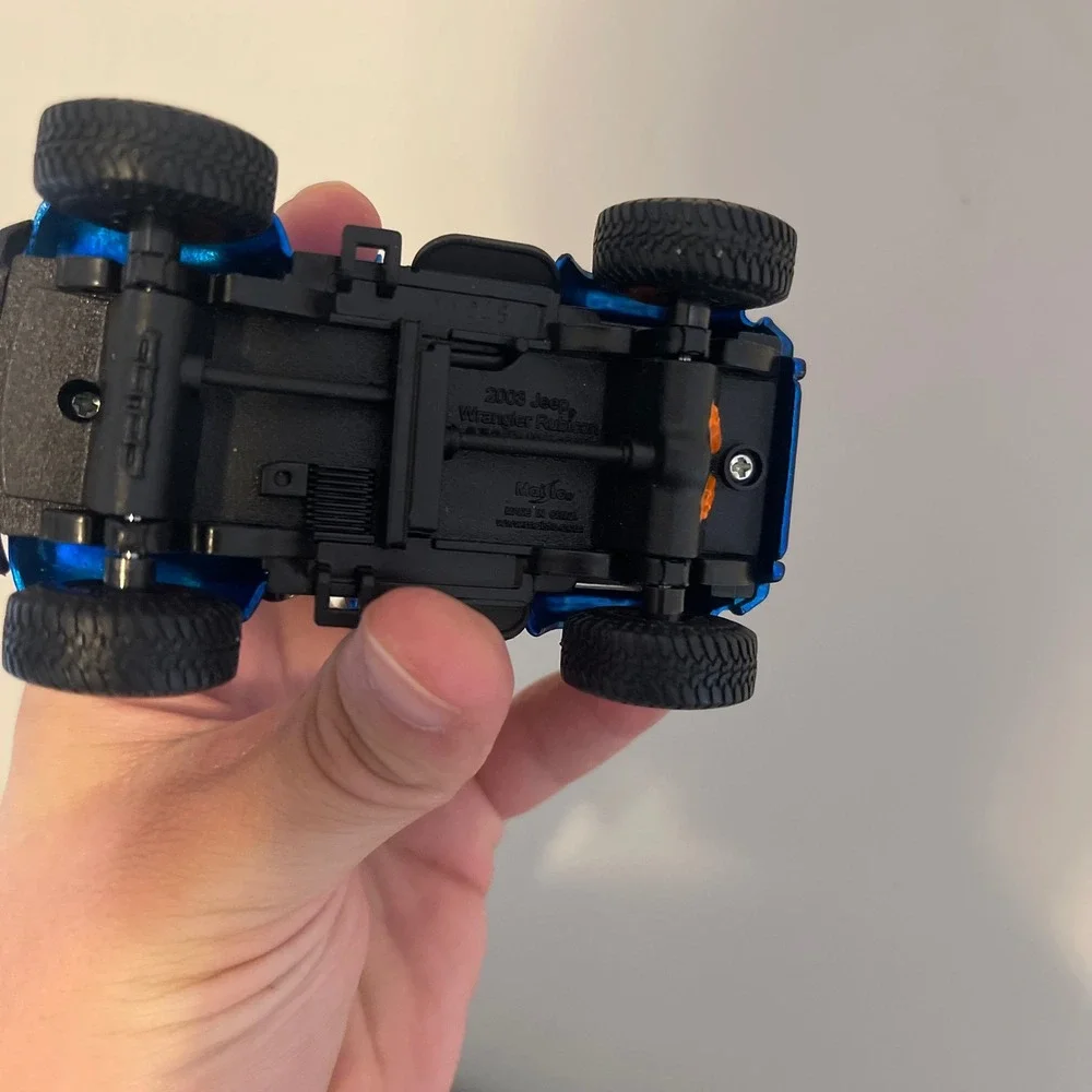 Maisto 1/35 Diecast 2003 Jeep Wrangler Rubicon Blue Off-Road Model Car